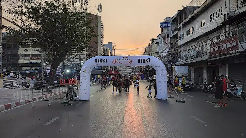 ซุ้มโค้งพองลมสีขาวจุด START งานวิ่งมาราธอนกลางถนน