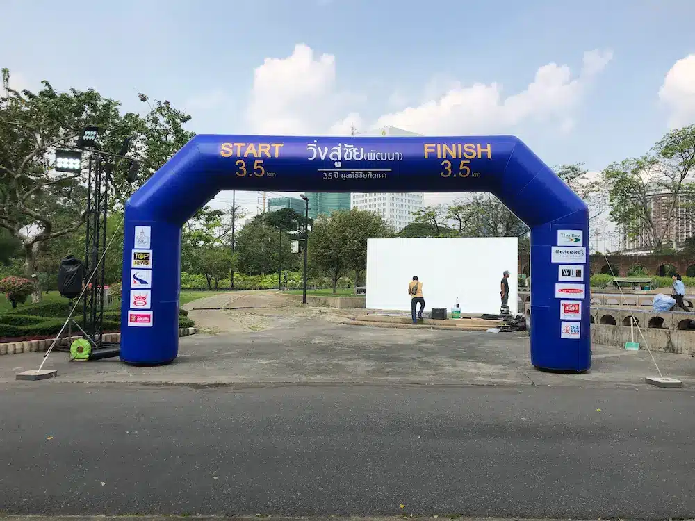 ซุ้มโค้งพองลมสีน้ำเงิน START-FINISH งานวิ่งการกุศลในสวน